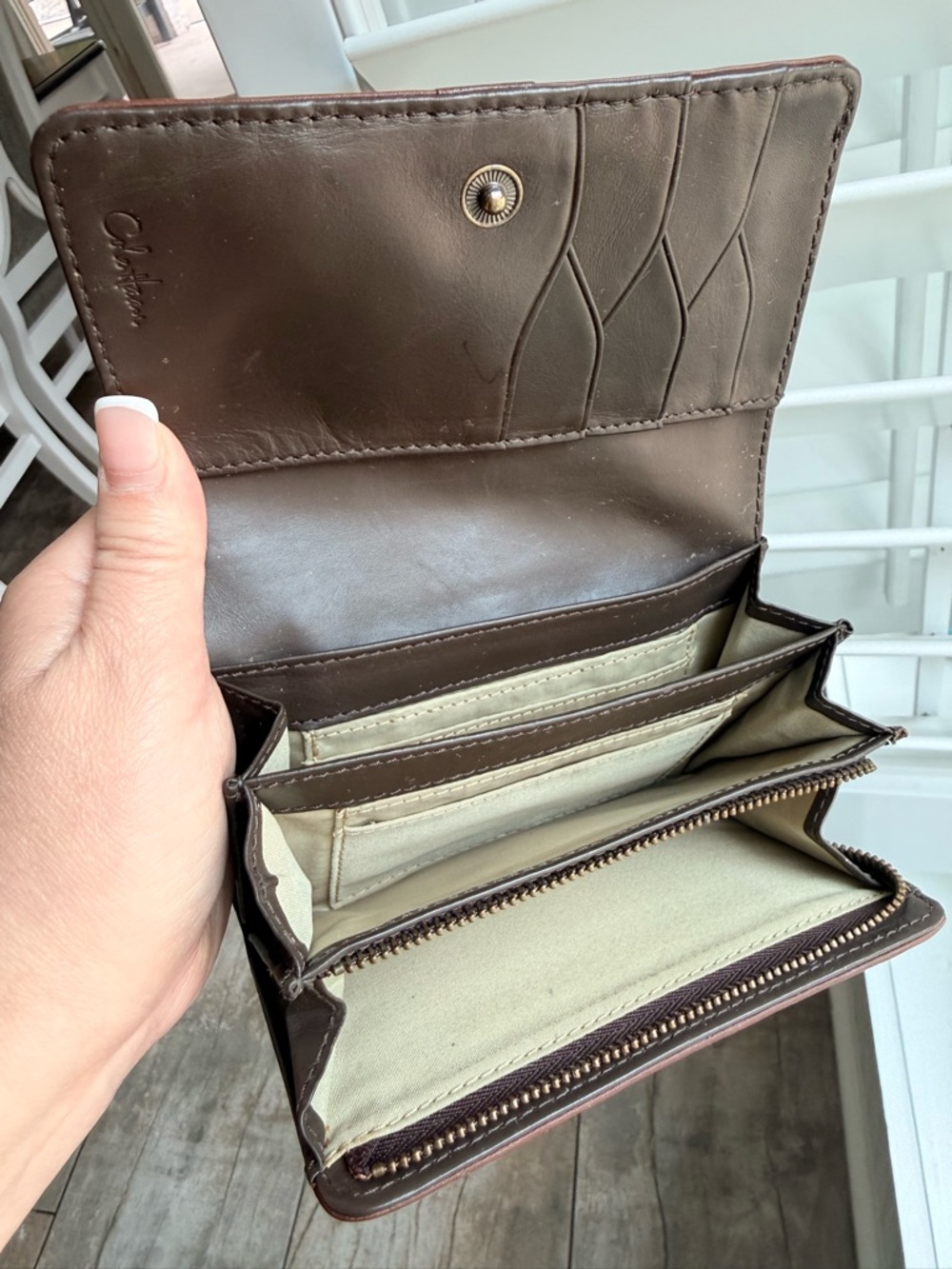 Cole Haan Accordian leather wallet with snap closure equestrian style hardware - Picture 3 of 10